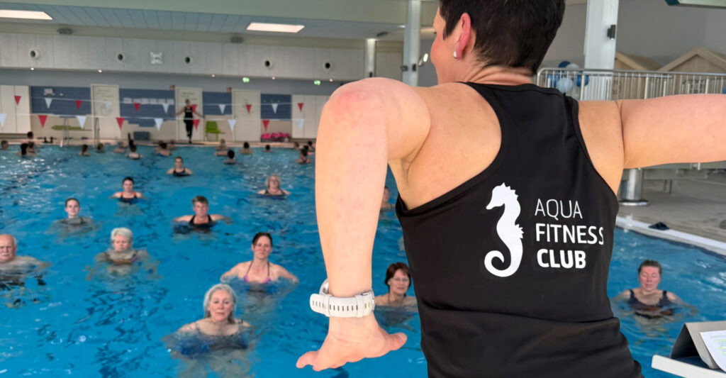 AquaWorkout Coach macht den Menschen im Becken die Übungen vor