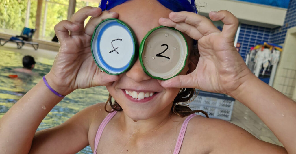 Kind im Schwimmbecken