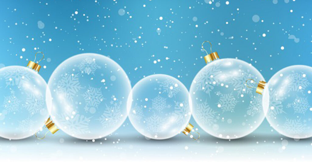 Weihnachtskugeln im Schnee